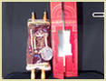 ספר תורה אשכנזי בקופסה דמוי ארון קודש, עם אצבע מעץ וטס מוכסף. 47 ס'מ לחץ לצפיה בהגדלה