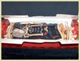 ספר תורה אשכנזי ענק  עם טס ואצבע, בקופסה דמוי ארון קודש עם ריפוד משי, 58 ס'מ לחץ לצפיה בהגדלה